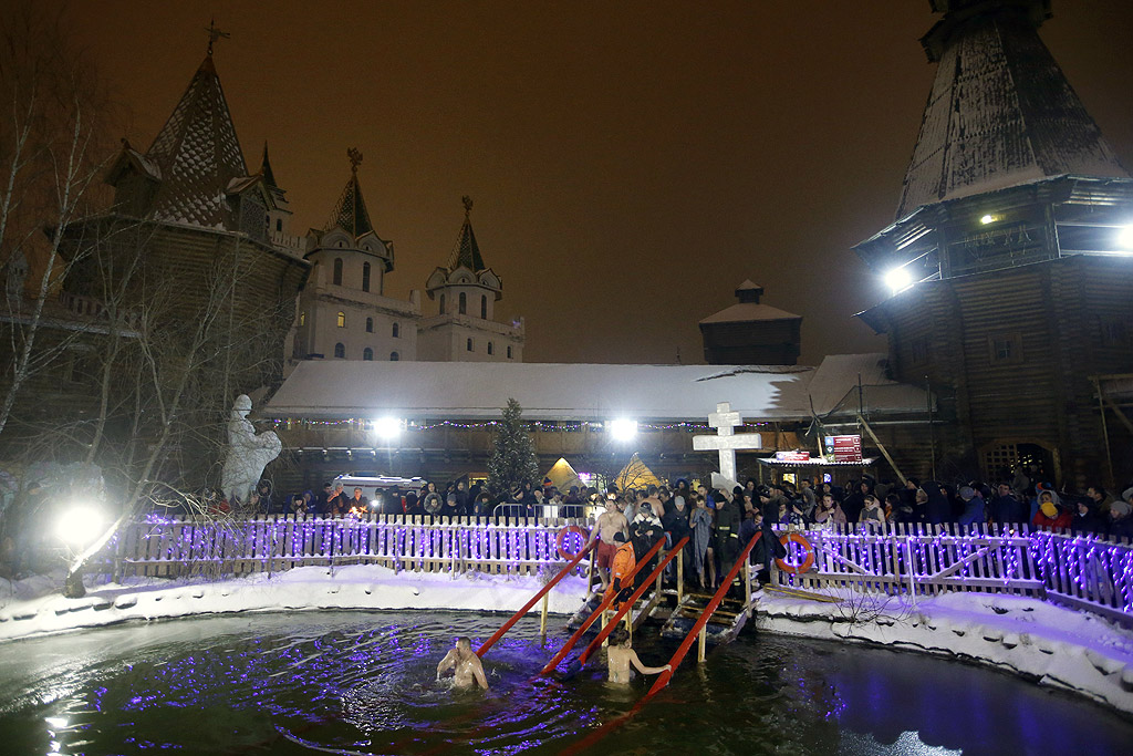 В обкръжението на свещеници и икони от местния Нило-Столобенски манастир Путин се потопи, гол до кръста, в ледените води на езеро Селигер северозападно от Москва при минус пет градуса по Целзий. Същото сториха и множество други жители на страната, скачайки в заледени водоеми въпреки студовете, достигнали минус 40 градуса в далекоизточна Якутия, съобщи министерството на извънредните ситуации, без да уточни броя на участниците в тези прояви.