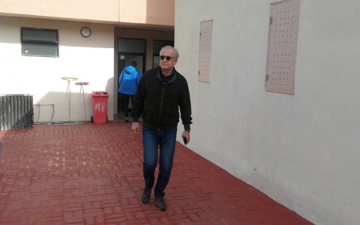 Русев гледа тренировката на Левски, двама са аут