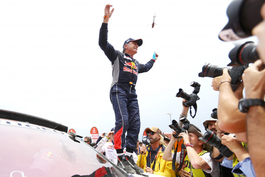 Карлос Сайнс спечели за втори път титлата при автомобилистите на1