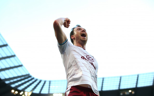 Нападателят на Бърнли Ашли Барнс е поредният който е свързван