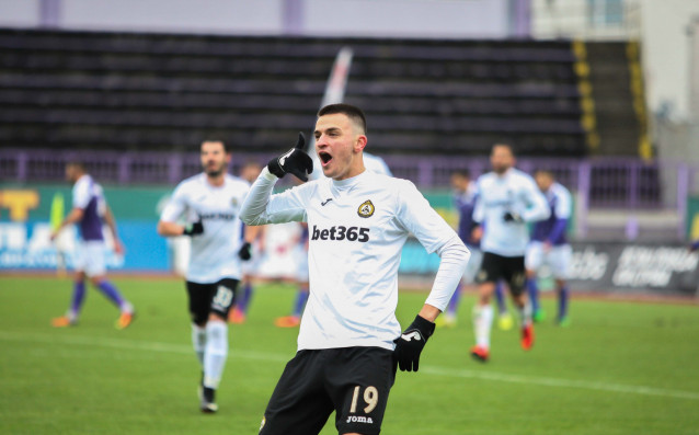 Нападателят на Славия Калоян Кръстев днес официално стана ново попълнение