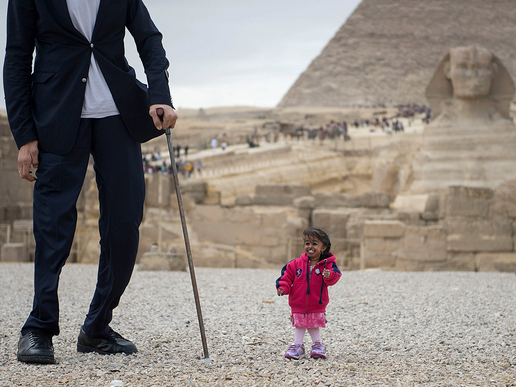 Най-високият мъж в света, турчинът Султан Кьозен 2,51 метра се срещна с най-ниската жена в света - Джиоти Амдж 62.8 см. от Индия при пирамидите в Гиза. Двамата собственици на Рекорд на Гинес, посещават Египет с цел да популяризират туризма в страната.