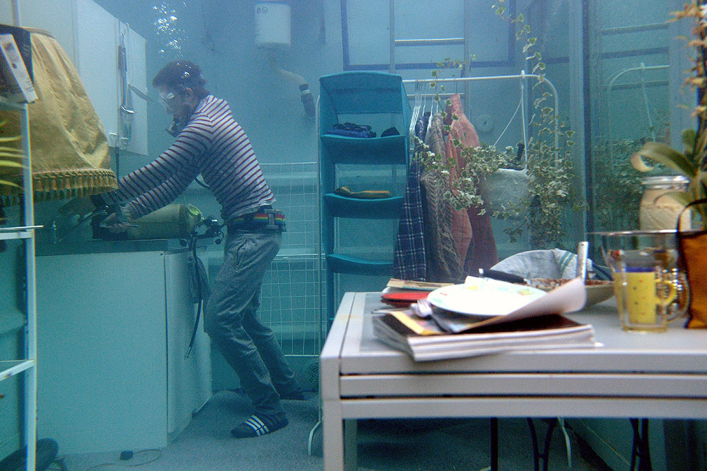 Арт инсталацията "Проект подводен живот" на двама студенти от Художествената академия в Дюселдорф. Изложбата е част от представянето на студентите от Академията за изящни изкуства