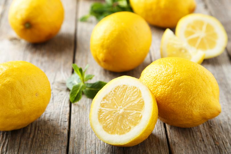 <p><strong>Лимон в джоба</strong></p>

<p>Срещу лоша енергия помагало да си носите лимон в джоба. За разлика от кестена, лимонът е доста по-обемист, но улавял и задържал в себе си негативната енергия.</p>