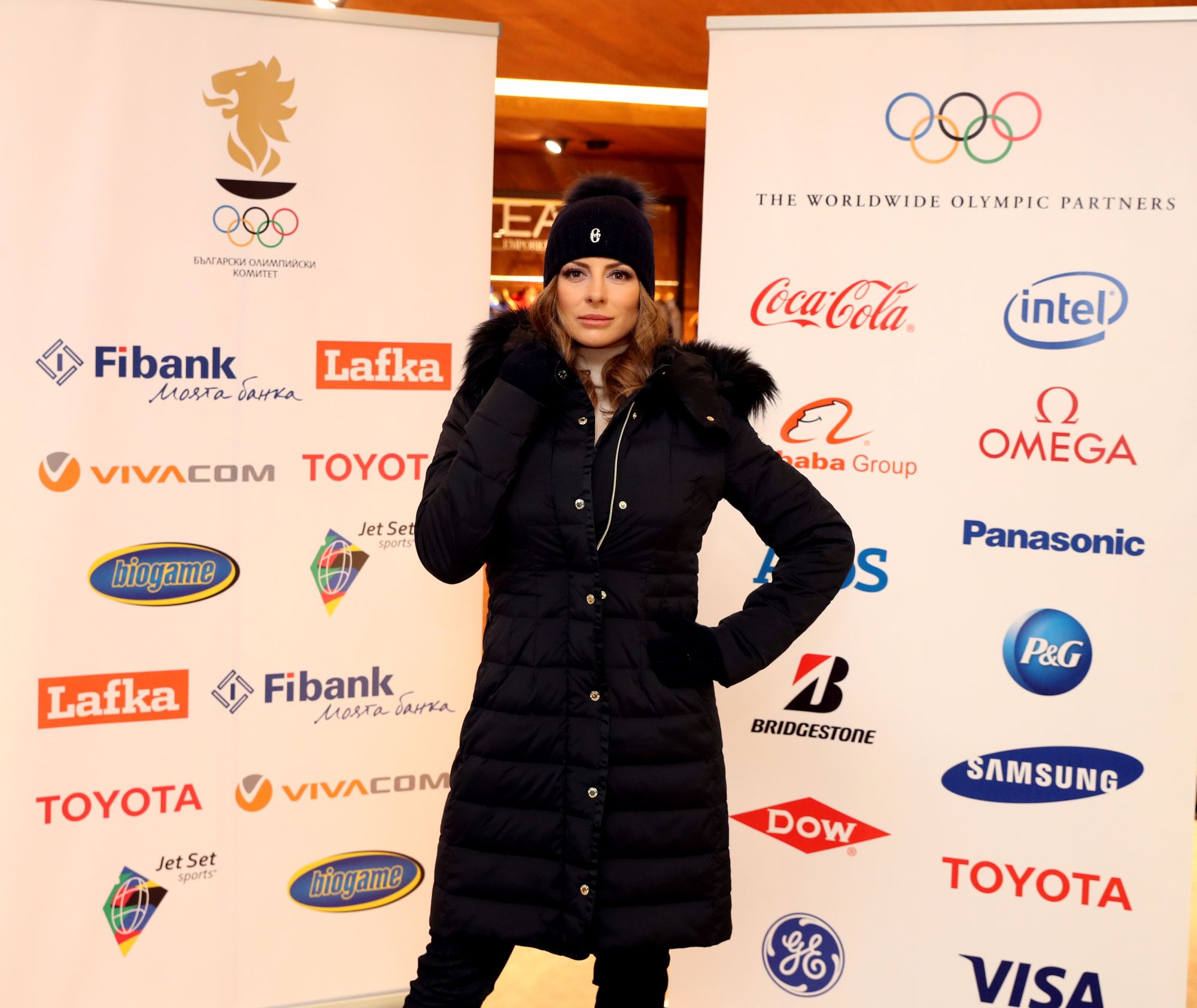 В ролята на манекени, за да презентират екипите, влязоха сноубордистката Александра Жекова и скиорът алпиец Алберт Попов. Спортната екипировка е на италианска фирма и включва яке, грейка, зимни черни панталони, блуза, две спортни горнища, кожени ръкавици, леко пухено зимно яке в червено-черно, шапка в цветовете на националния трикольор и др.