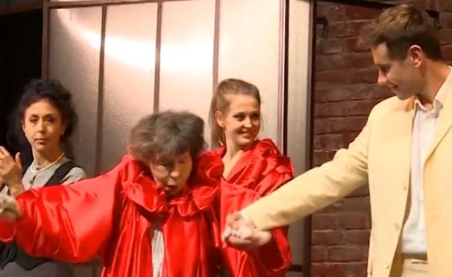  Голямата Стоянка Мутафова танцува в края на пиесата 