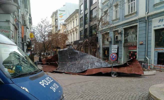  Покрив падна в пешеходната част и изплаши хората 