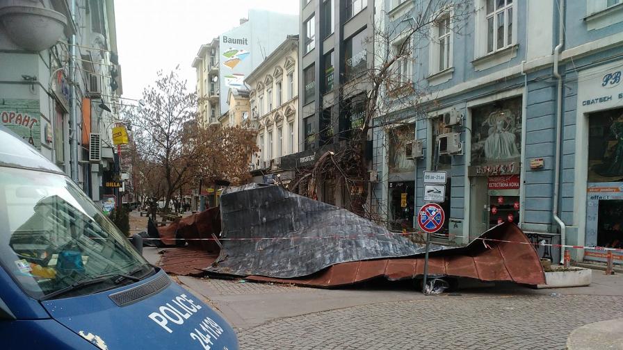 Покрив падна в пешеходната част и изплаши хората