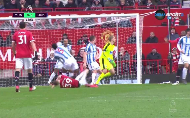 Манчестър Юн и Хъдърсфийлд се оттеглиха при нулево равенство на