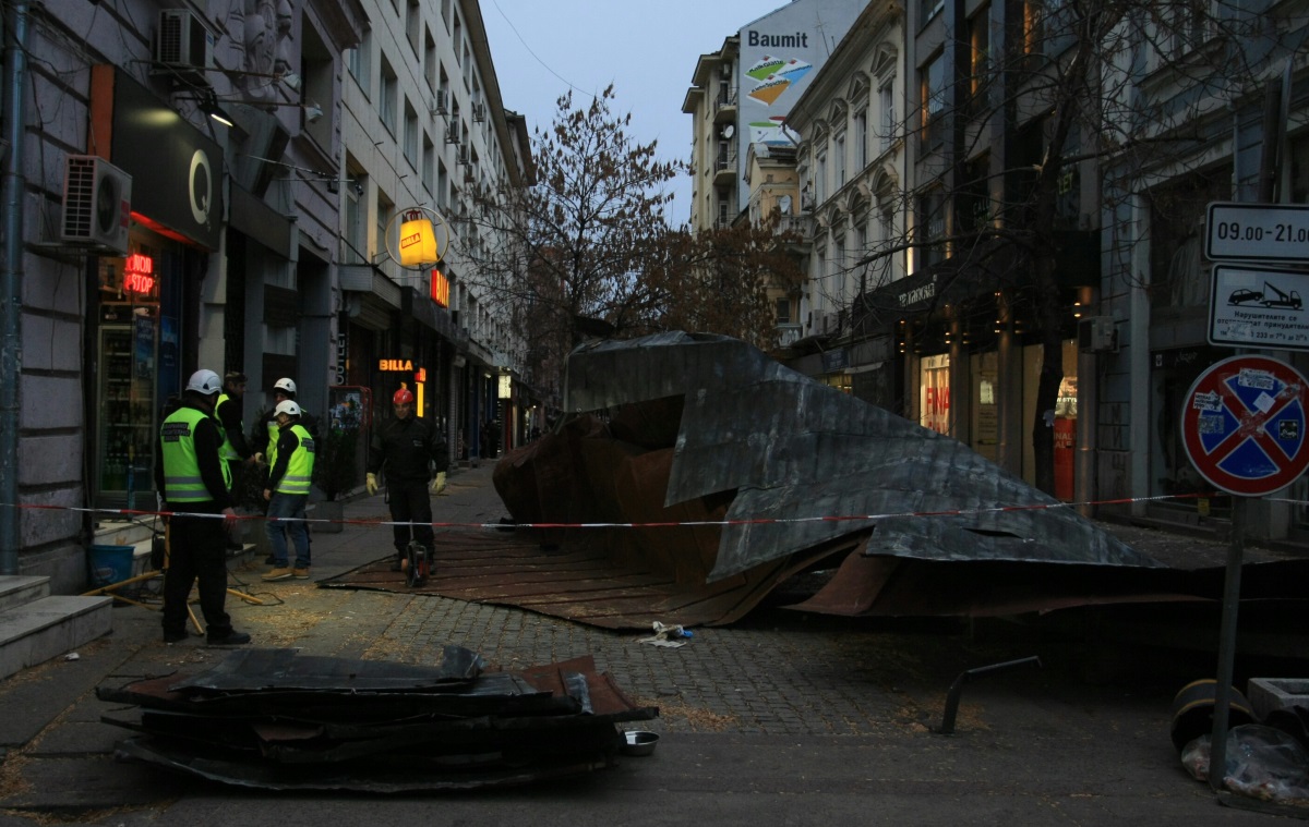 Силният вятър събори покривна конструкция на столичната улица "Пиротска".