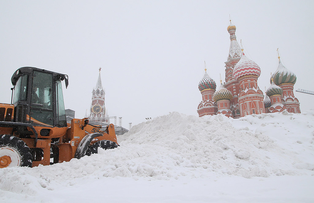 Най-силният от един век снеговалеж беше регистриран през почивните дни в руската столица. За ден от улиците на Москва са извозени 1,2 млн. кубични метра сняг, съобщи зам.-кметът Пьотър Бирюков.