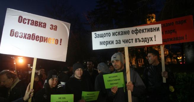 Граждани на София и Русе излязоха на протест пред общините