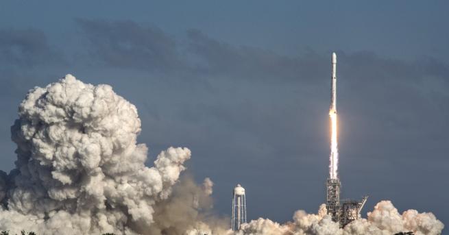 "Спейс Екс" (SpaceX) изстреля най-мощната ракета "Фалкон хеви" (Falcon Heavy)