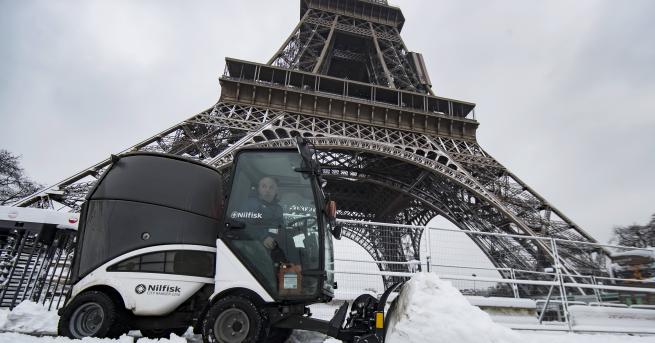 Силен снеговалеж доведе до спиране на обществения транспорт във френската