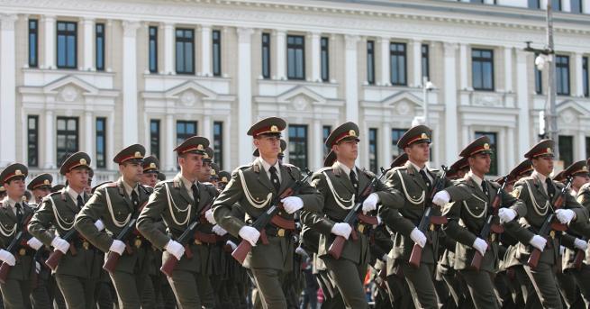 Липсата на кадри за армията в момента не е заради