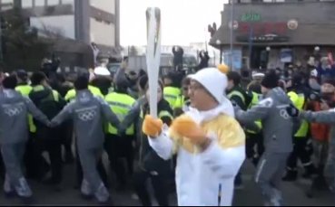 Легендата Джеки Чан с олимпийския огън