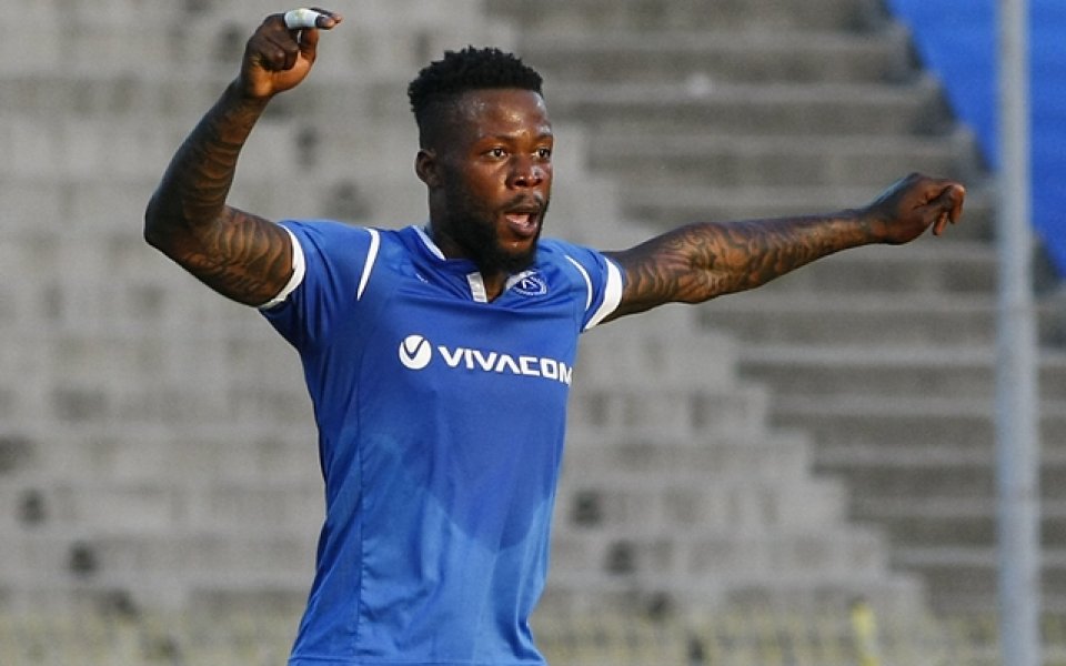 Жуниор Мапуку е пред трансфер в Славия. Нападателят от Демократична