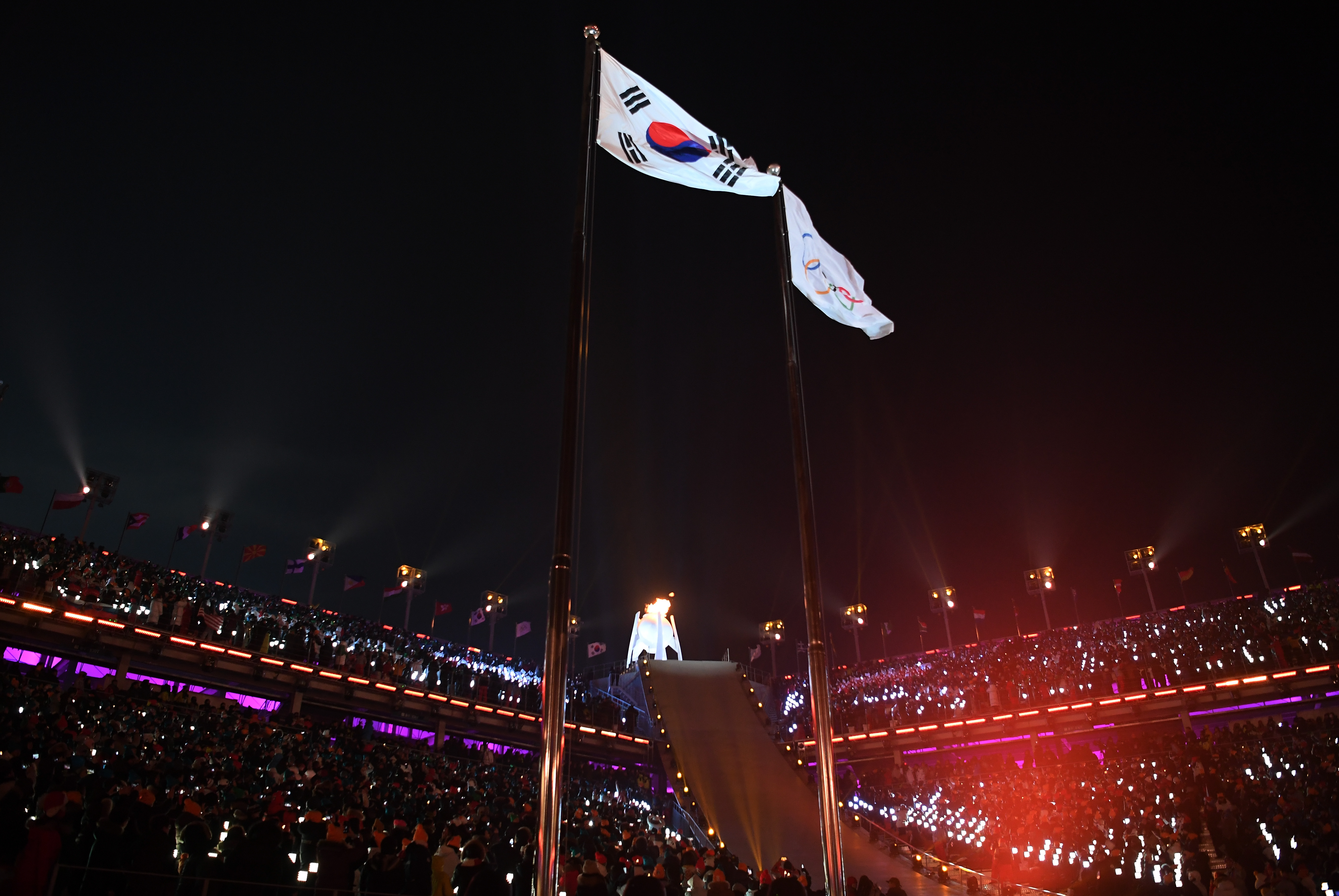 Стартът на Олимпиадата в Пьонгчанг бе даден с впечатляваща церемония по откриване на 23-те Зимни игри, която продължи два часа и остави без дъх близо 30 000 зрители на специално построения за събитието стадион, както и милиони пред телевизионните екрани в повече от 200 държави. Арената във форма на петоъгълник с пет трибуни посрещна 92 делегации, които участваха в парада на спортистите. Знаменосец на българската бе сноубордистът Радослав Янков.