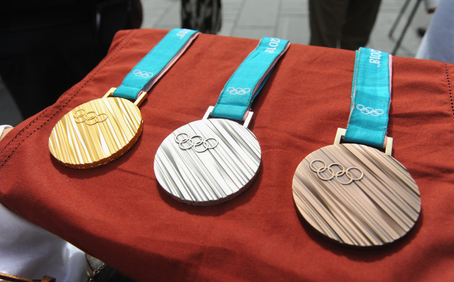Шест комплекта медали бяха раздадени в неделния ден от Зимните