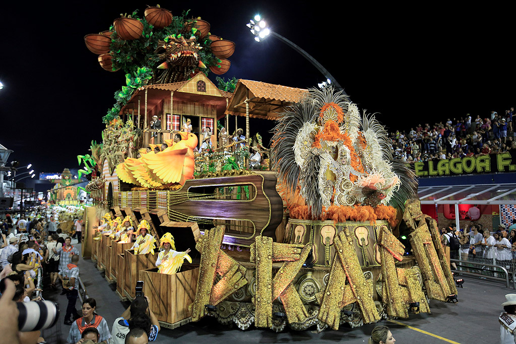 Ежегодният карнавал се откри официално в бразилския град Рио де Жанейро. Местните власти предвиждат, че той ще привлече над 1,5 млн. туристи и ще донесе доходи в размер от над 1 милиард долара – с 400 хиляди повече от предишния.