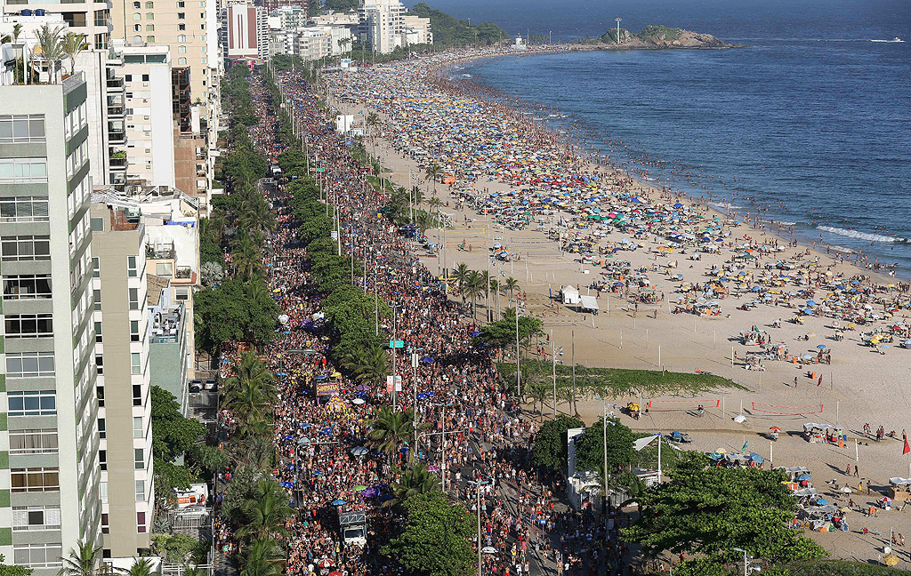 По създала се в Рио традиция масовите костюмирани паради започнаха по булевардите, крайбрежните улици и площадите няколко дни преди началото на празника. Тези шествия се наричат уличен карнавал и се достъпни за всеки, за разлика от шоуто на самбодрума.