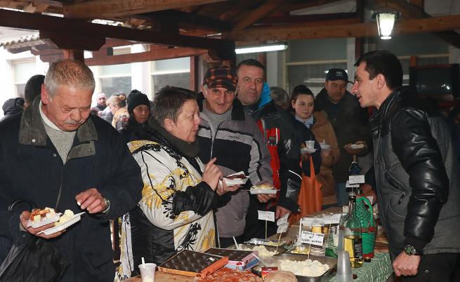  Калин Сираков предложи на родопчани 12 продукта, измежду които два типа луканка, кълцан суджук, наденица, колбас, рибица. 