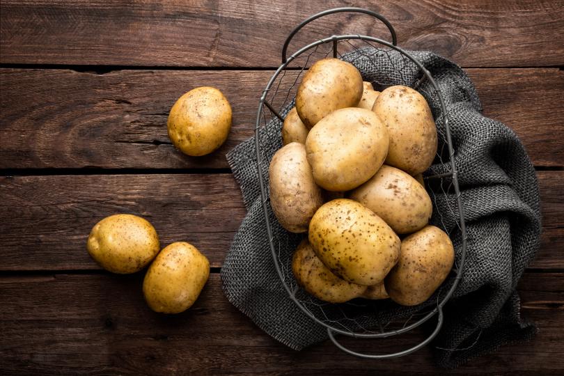 <p><strong>Обелете картофите лесно и бързо</strong> - сложете картофите във вряща вода за около 30 секунди. След това ги сложете в купа със студена вода. След още 30 секунди ще можете да обелите картофите с ръце, без да използвате никакви други уреди. Друг трик е да сложите картофите в солена вода за около 15-20 минути.</p>