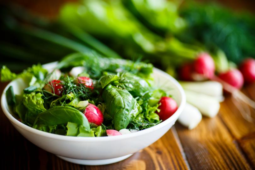 <p>Зелени листни зеленчуци</p>

<p>Зелените листни зеленчуци като спанак и кейл осигуряват защита срещу свързана с възрастта дегенерация на макулата - честа причина за отслабено зрение при хора с диабет.<br />
<br />
Отделно зеленчуци като зеле, бобови култури и някои грудкови растения като артишок съдържат вещества, които понижават нивата на кръвната захар.&nbsp;</p>