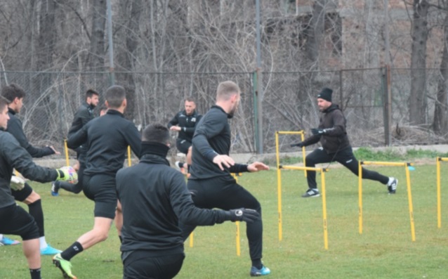 Футболистите на Локомотив Пловдив подновиха занимания на родна земя Черно белите