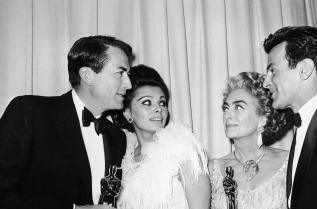  Джоан Крофорд театралничи с останалите печеливши от звездната вечер през 1963 година 