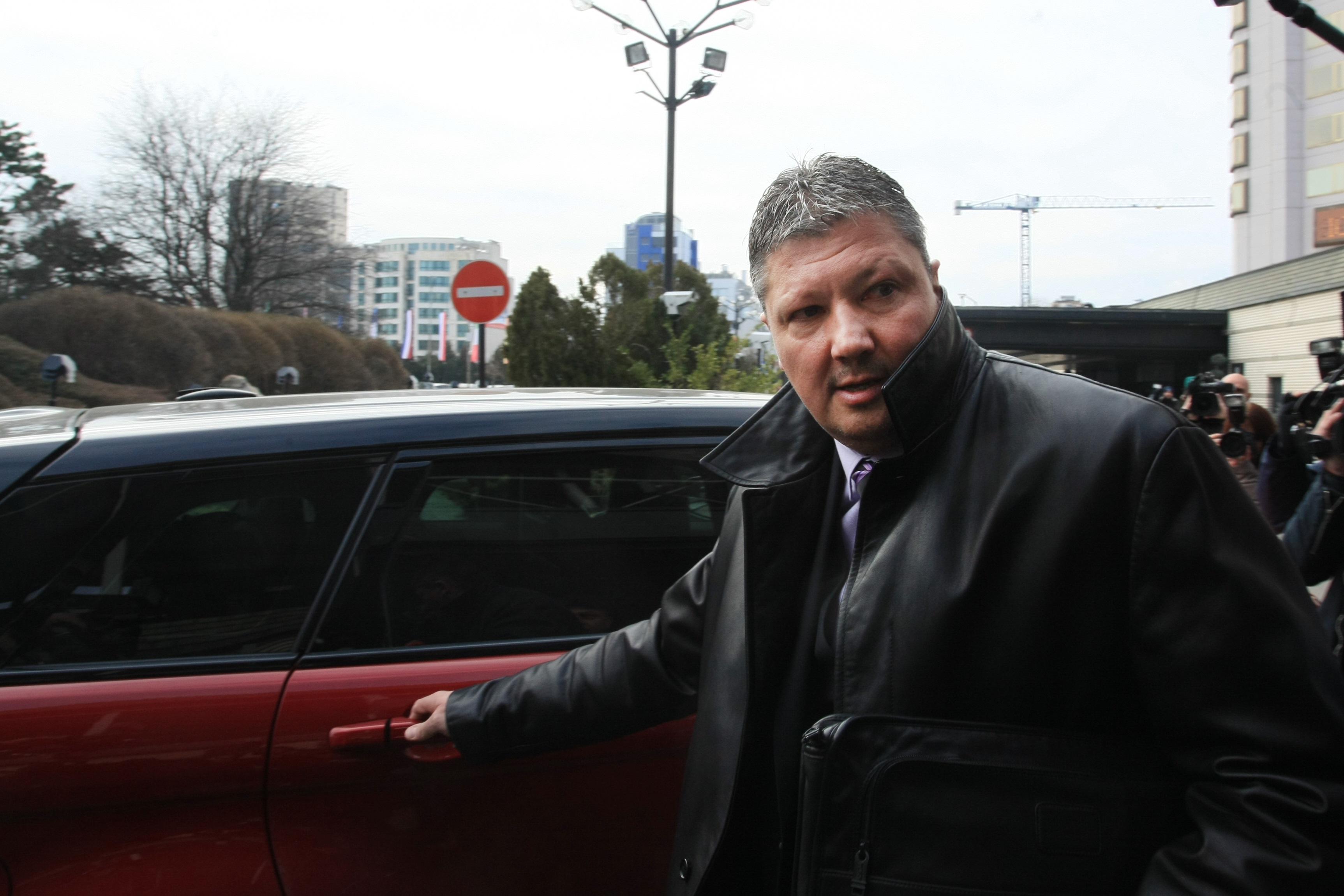 Вълна от любов и вяра: България подкрепи Любо Пенев в най-тежкия му мач