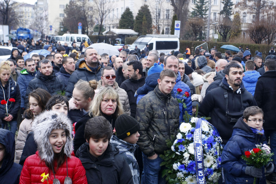 Футболистите на Левски поднасят цветя на паметника на Апостола1