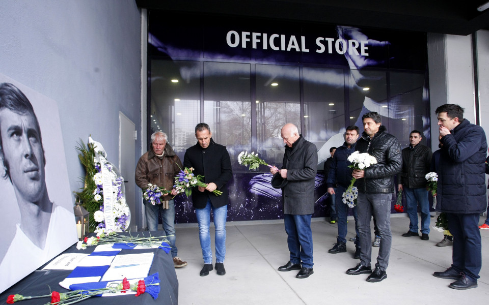 Стотици си взеха сбогом с Павел Панов БГ Футбол Първа лига Gong.bg