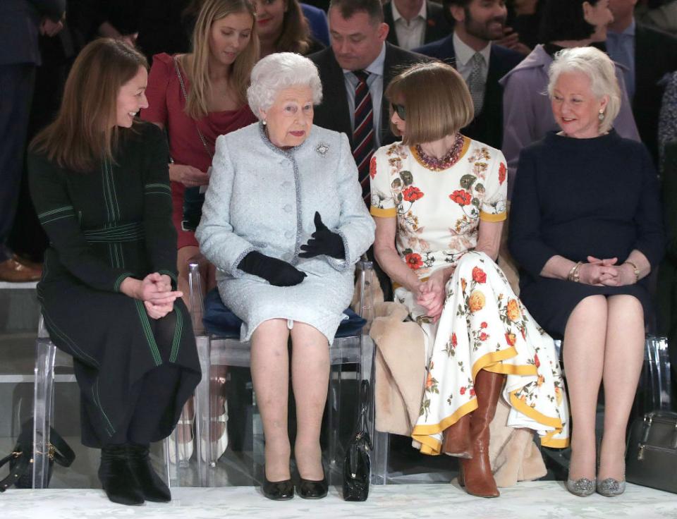  Кралица Елизабет II беше посетител на едно от ревютата по време на Лондонската седмица на модата. Беше в компанията на редактора на Вог Ана Уинтър, а най-после награди дизайнера Ричард Куин. 