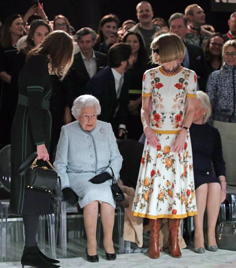 <p>Кралица Елизабет II беше гост на едно от ревютата по време на Лондонската седмица на модата. Беше в компанията на редактора на Вог Ана Уинтър, а накрая награди дизайнера Ричард Куин.</p>