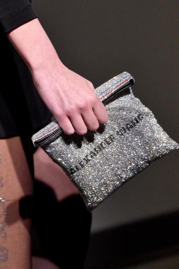 Седмица на модата в Лондон: Чантите, които трябва да притежаваме през 2018-та - снимка 34