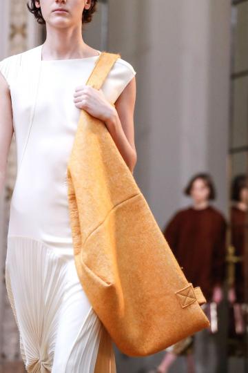 Седмица на модата в Лондон: Чантите, които трябва да притежаваме през 2018-та - снимка 29