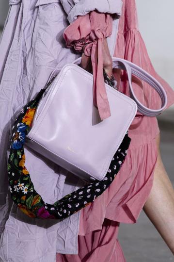 Седмица на модата в Лондон: Чантите, които трябва да притежаваме през 2018-та - снимка 25