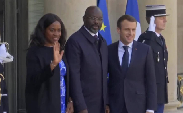 Френският президент Еманюел Макрон приветства колегата си Джордж Уеа в