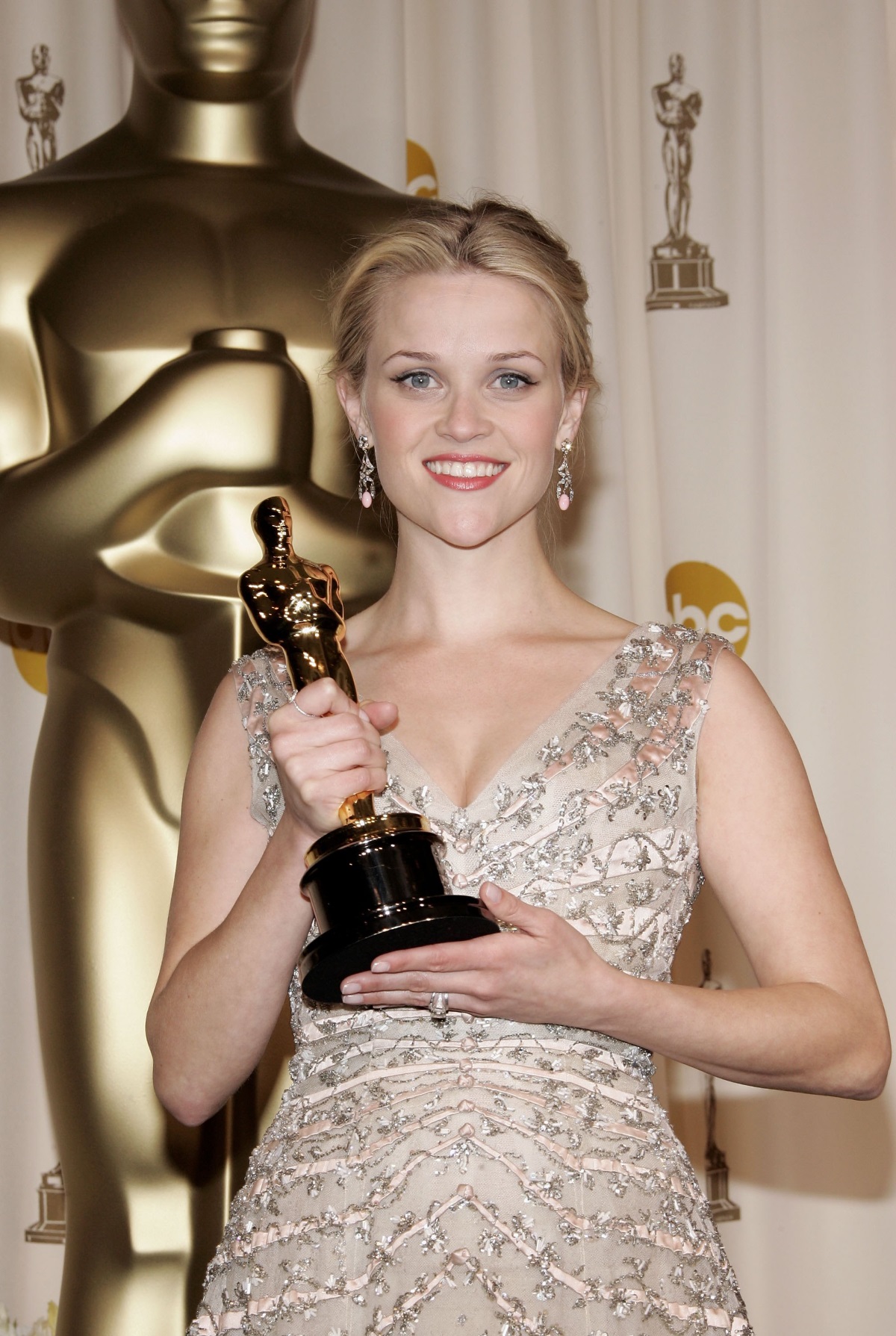 "Оскар"-ът на Рийз Уидърспун за драмата "Да преминеш границата" (2005 г.) стои в дневната в дома на актрисата.