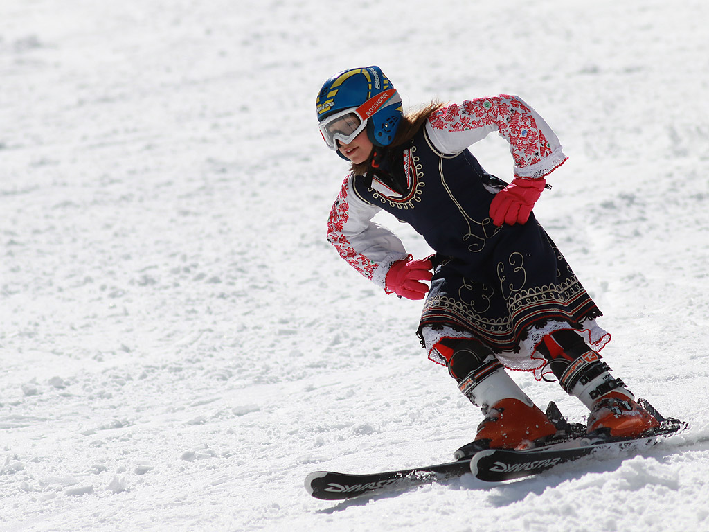 Масово ски спускане с трибагреници и народни носии бе отбелязан Националния празник в Пампорово