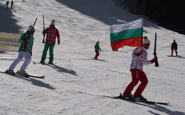 Скиори в "четнически униформи" в бяло, зелено и червено се