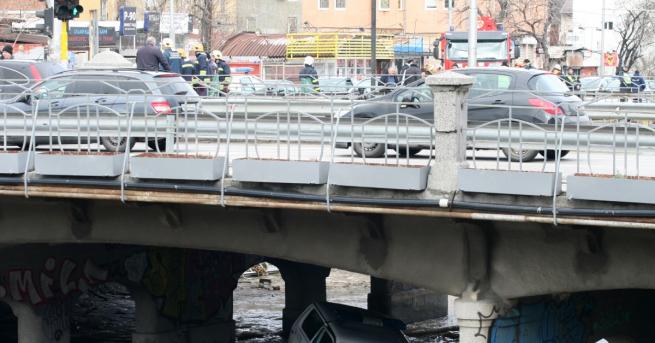 Полицейски автомобил падна във Владайската река в района на кръстовищетона