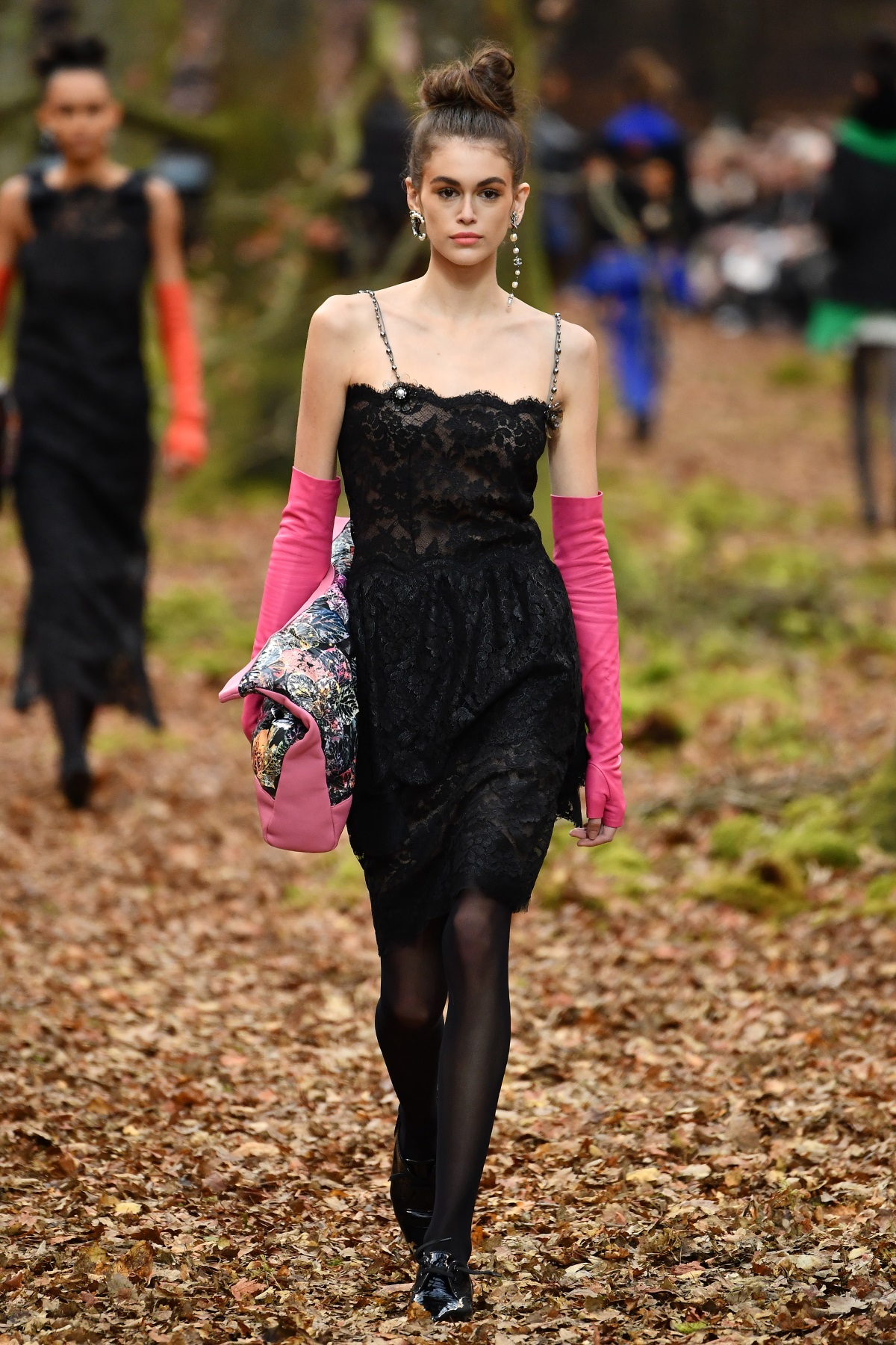 Карл Лагерфелд облече манекенките в дрехи с щамповани листа за ревюто, което възпя есента насред мъглива гора в Гран пале в Париж. В колекцията есен/зима, представена през последния ден на Парижката седмица на модата, има някои доста непрактични облекла за разходка сред природата, като златисти ботушки или черната рокличка, която демонстрира дъщерята на Синди Крауфорд - 16-годишната Кая Гербер.