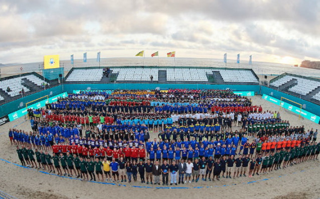 Международната федерация, която администрира първенствата по плажен футбол в света