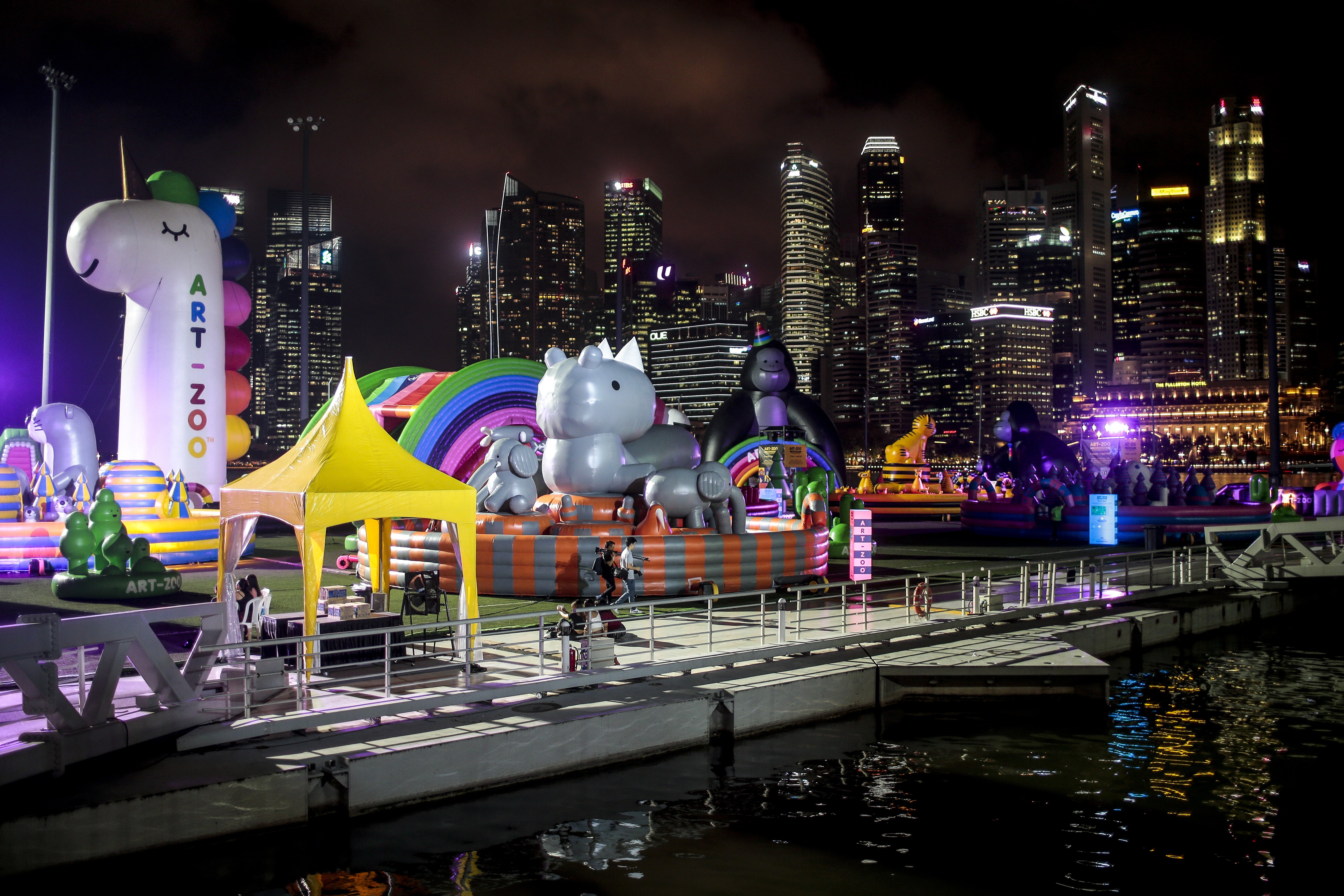 Надуваемият Art Zoo Park в залива Марина Бей в Сингапур, разполага с различни гигантски надуваеми животни и ще бъде отворен за посещение от 9 март до 1 април 2018