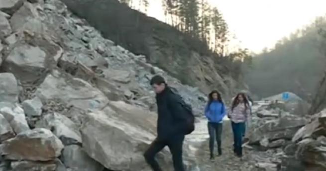 Главният път Смолян Мадан остава блокиран от най голямото свлачище