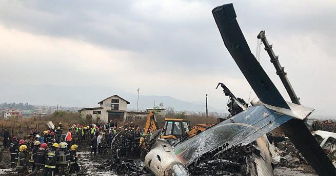 Пътнически самолет се запали при кацане на международното летище в