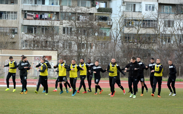 Треньорът на Черно море Илиан Илиев определи групата за неделния