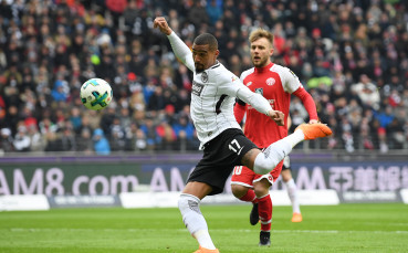 Айнтрахт се намести в Топ 4 в Бундеслигата след класика